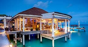 Aqua Bar auf der Insel Centara Grand Island Resort & Spa Maldives