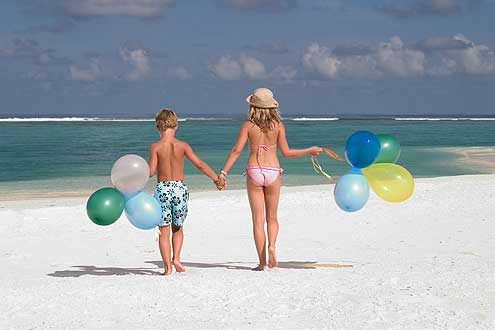 Freizeit für Kinder am Strand auf der Insel Kanuhura Maldives, Lhaviyani Atoll Malediven